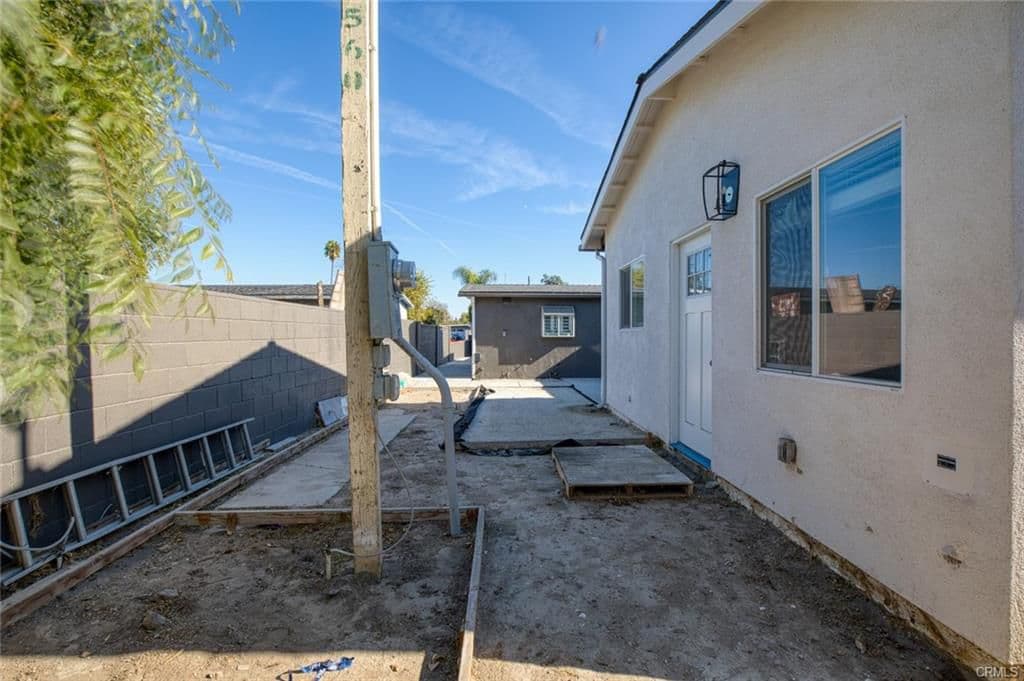 Side-yard walkway at 10301 Antigua St
